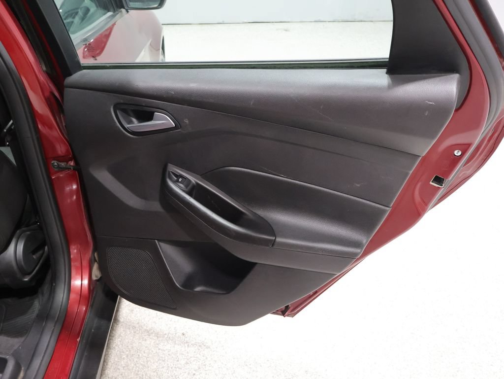 Used 2015 Ford Focus SE w/ SE Cold Weather Package FWD image 27