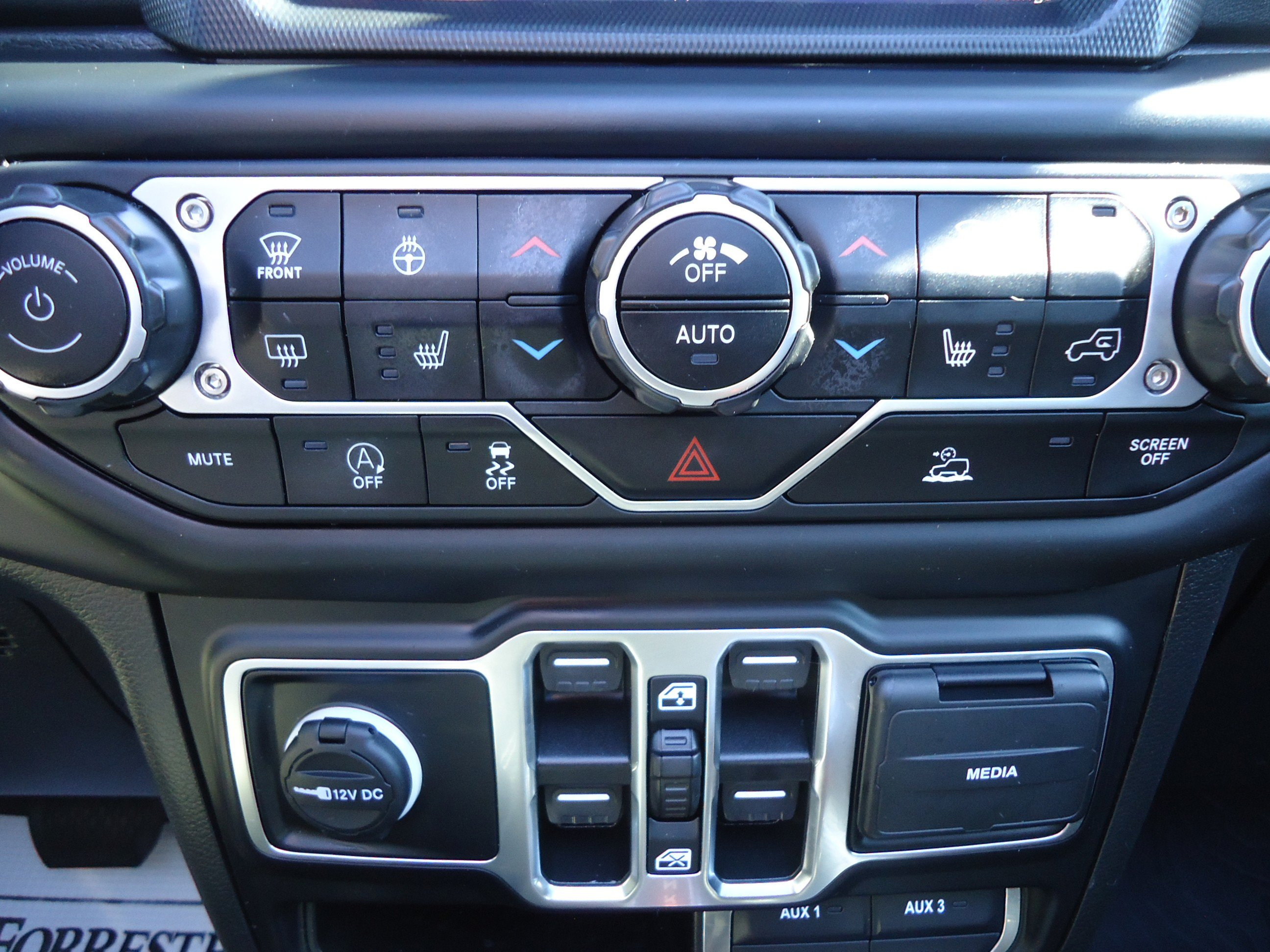 Used 2023 Jeep Wrangler Unlimited Sahara w/ LED Lighting Group AWD/4WD image 18