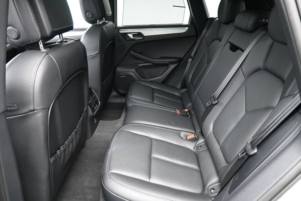 Certified 2026 Porsche Macan AWD/4WD image 7