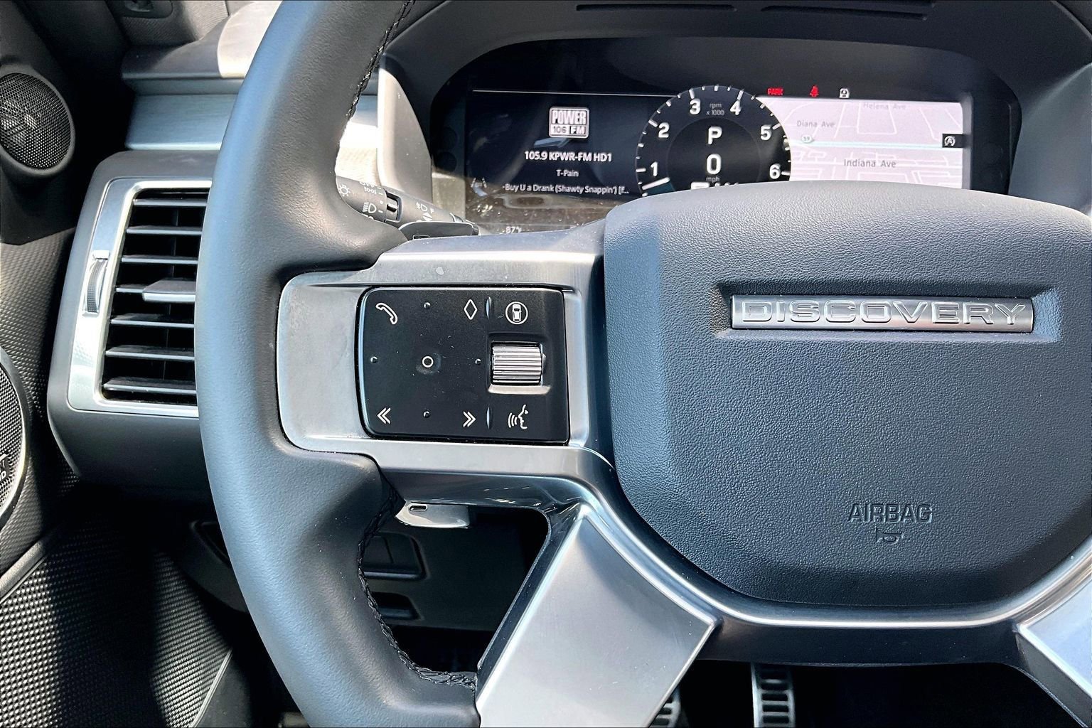 Used 2025 Land Rover Discovery Dynamic SE image 17