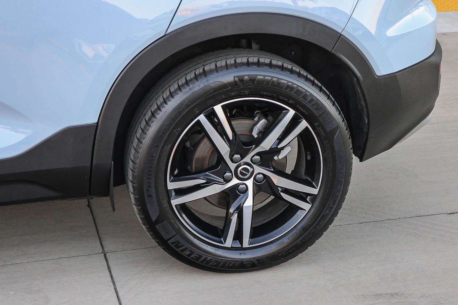 Used 2025 Volvo XC40 B5 Core image 11