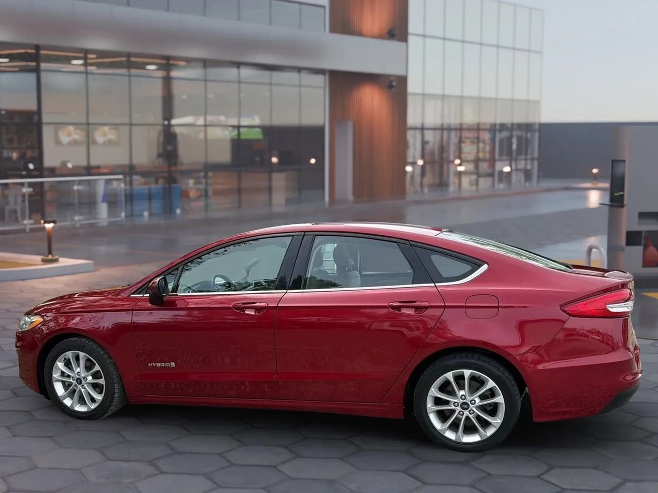 Used 2019 Ford Fusion SE image 4