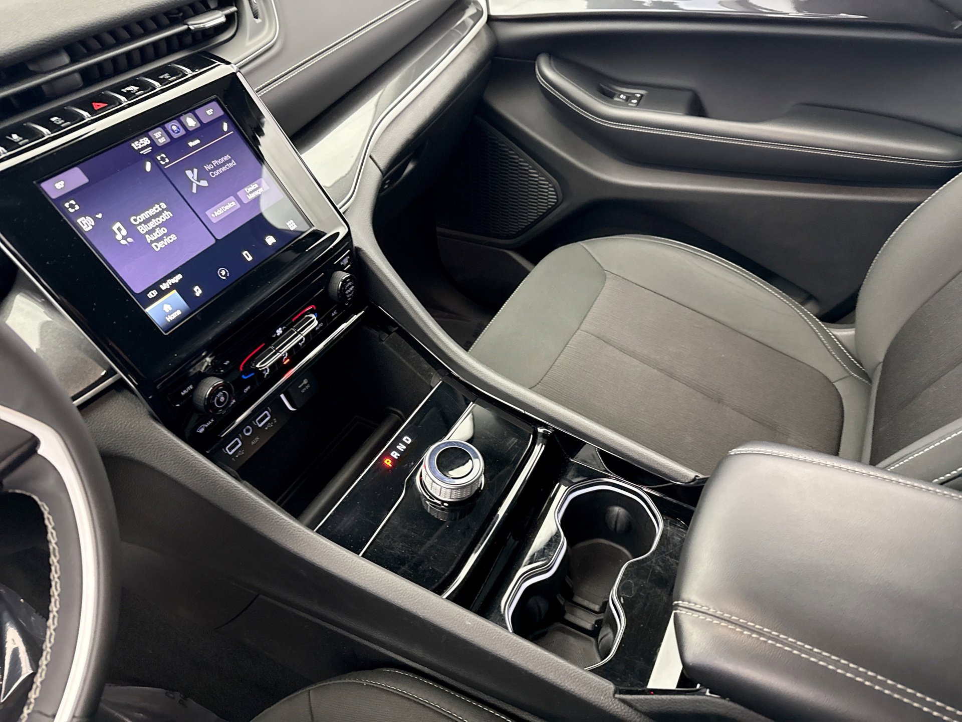 Used 2023 Jeep Grand Cherokee Laredo image 15