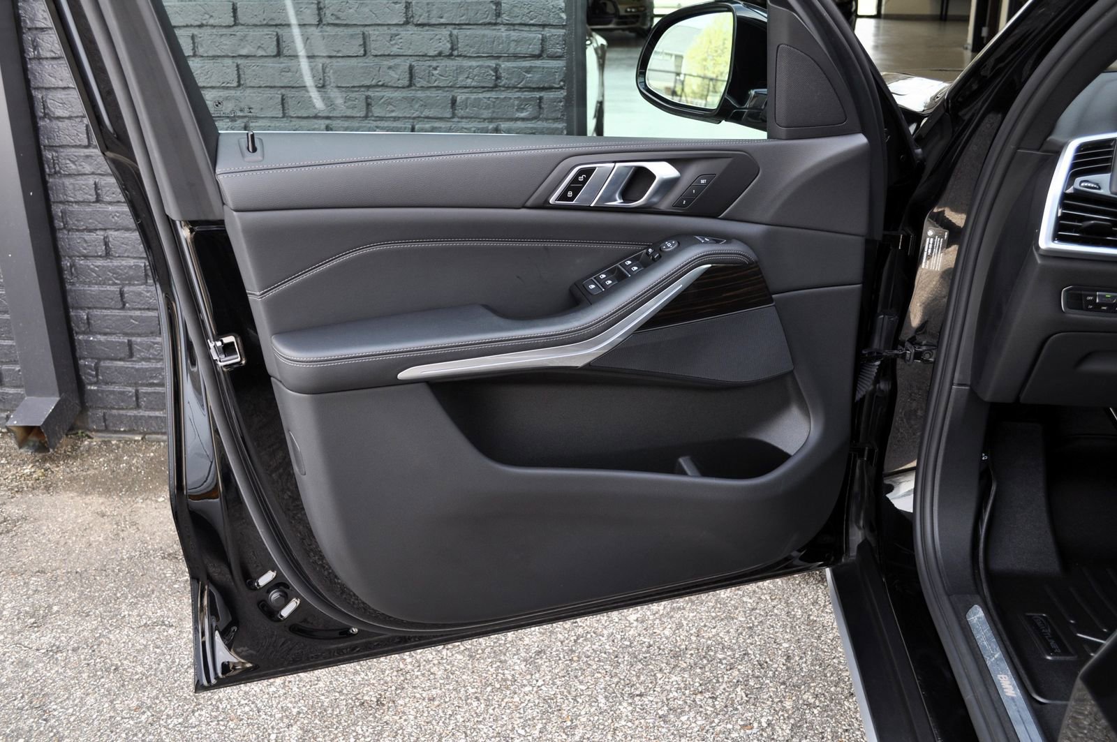 Used 2023 BMW X5 xDrive40i w/ Parking Assistance Package AWD/4WD image 34