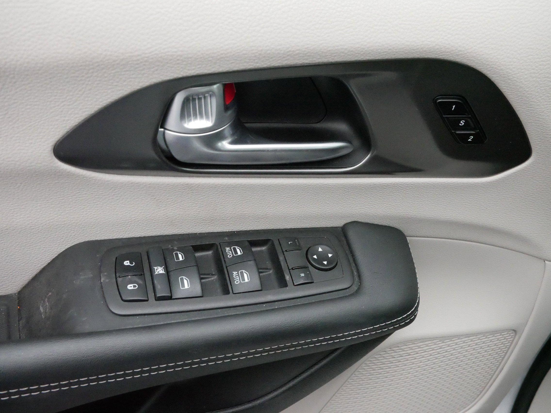 Used 2024 Chrysler Pacifica Touring-L image 19