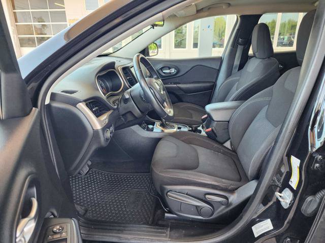 Used 2016 Jeep Cherokee Latitude w/ Cold Weather Group AWD/4WD image 11