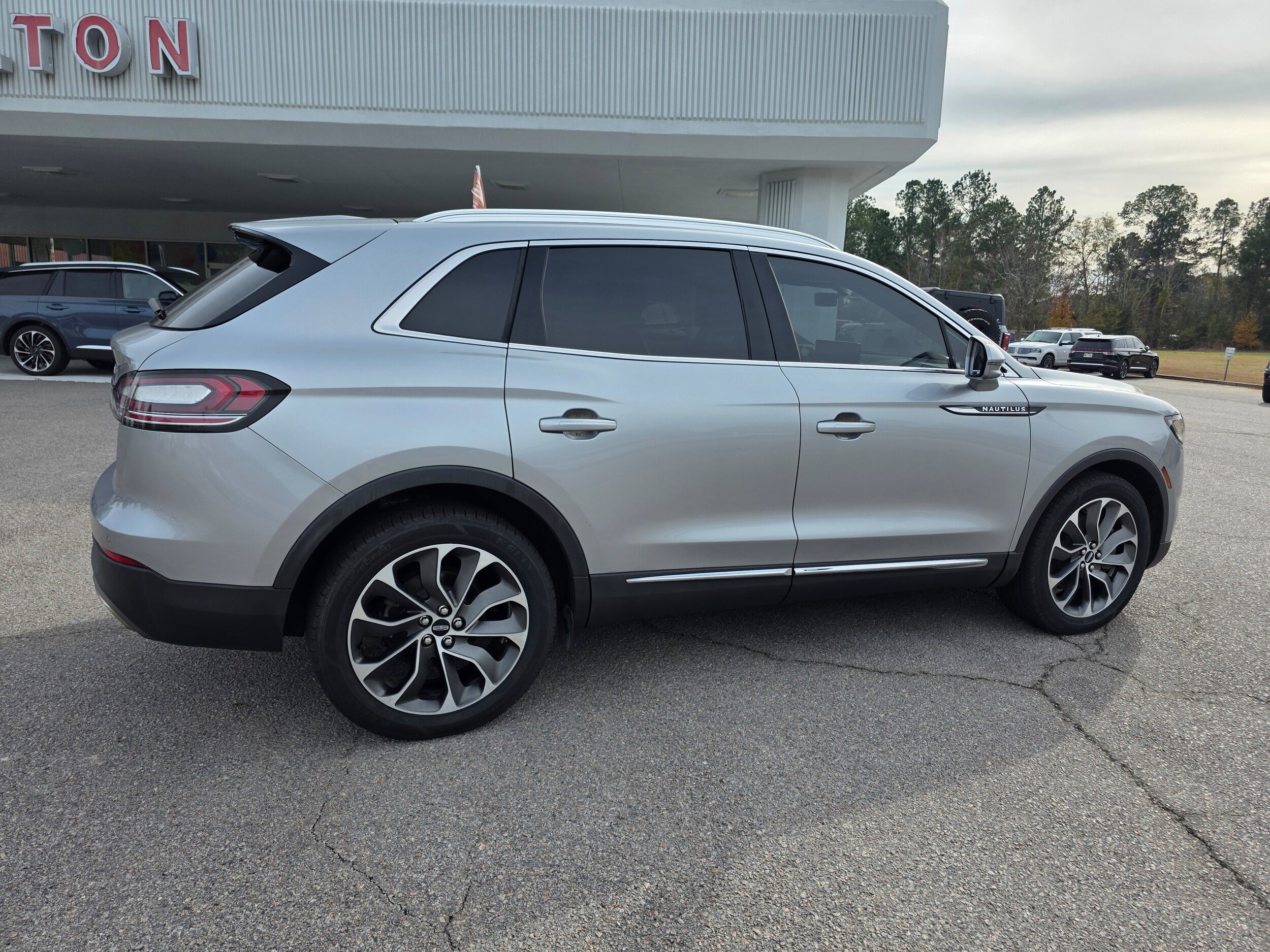 Used 2021 Lincoln Nautilus Reserve FWD image 3