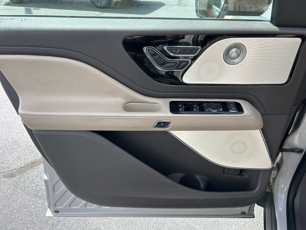 Used 2020 Lincoln Aviator Reserve w/ Equipment Group 202A image 3