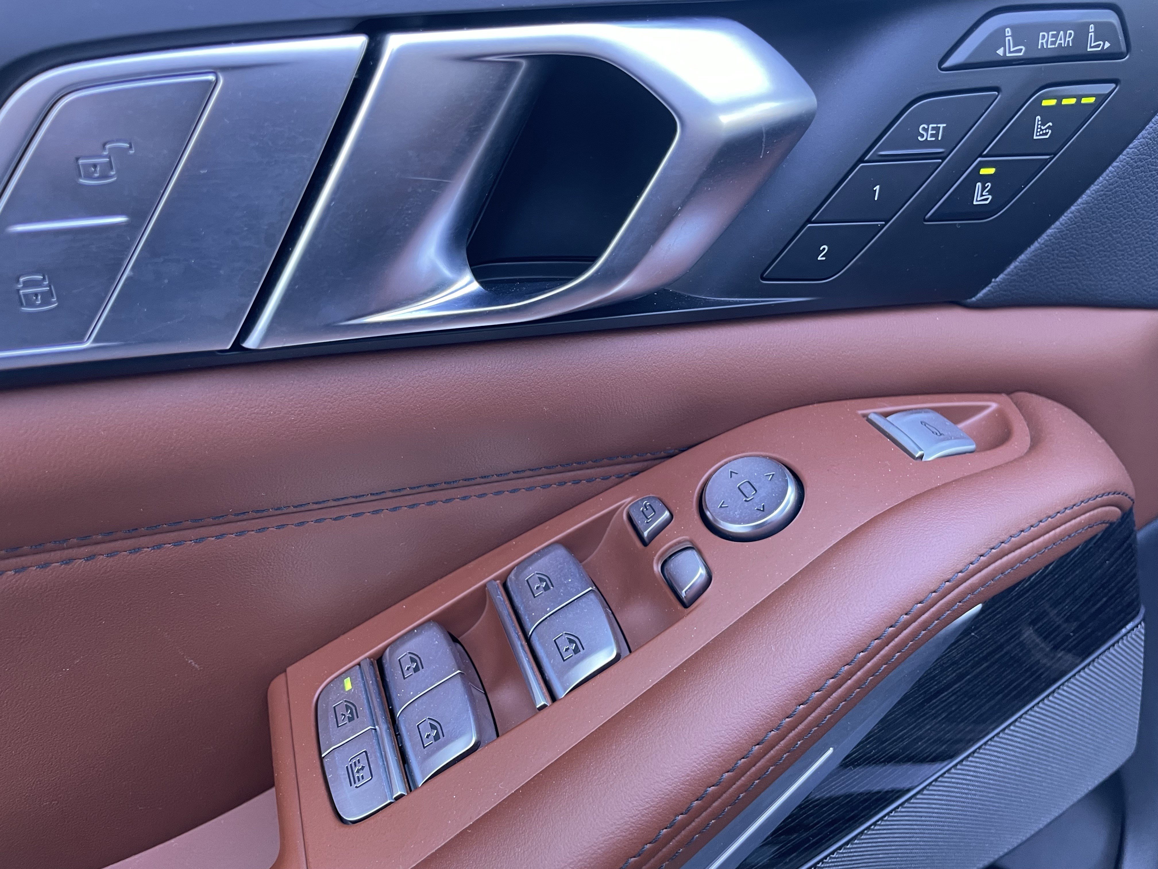 Used 2022 BMW X7 M50i w/ Luxury Seating Package image 11