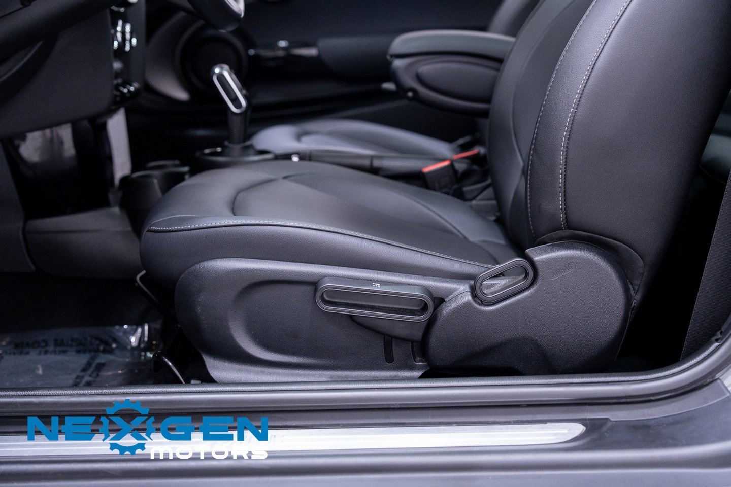 Used 2023 MINI Cooper 2-Door Hardtop image 25