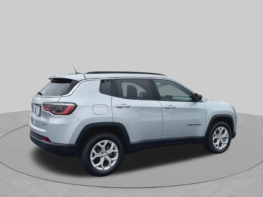 Used 2024 Jeep Compass Latitude AWD/4WD image 10