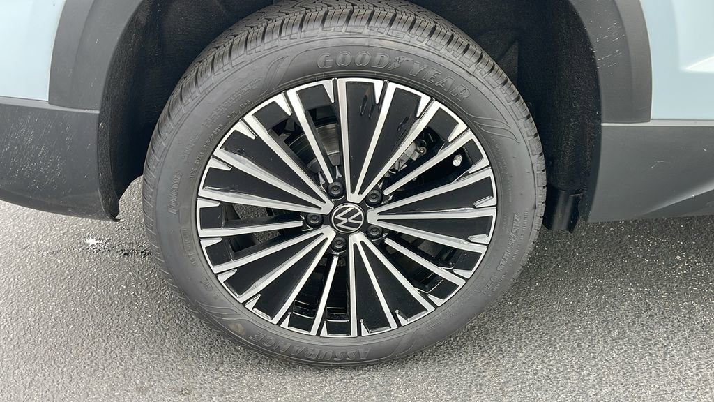 New 2025 Volkswagen Taos SE image 30