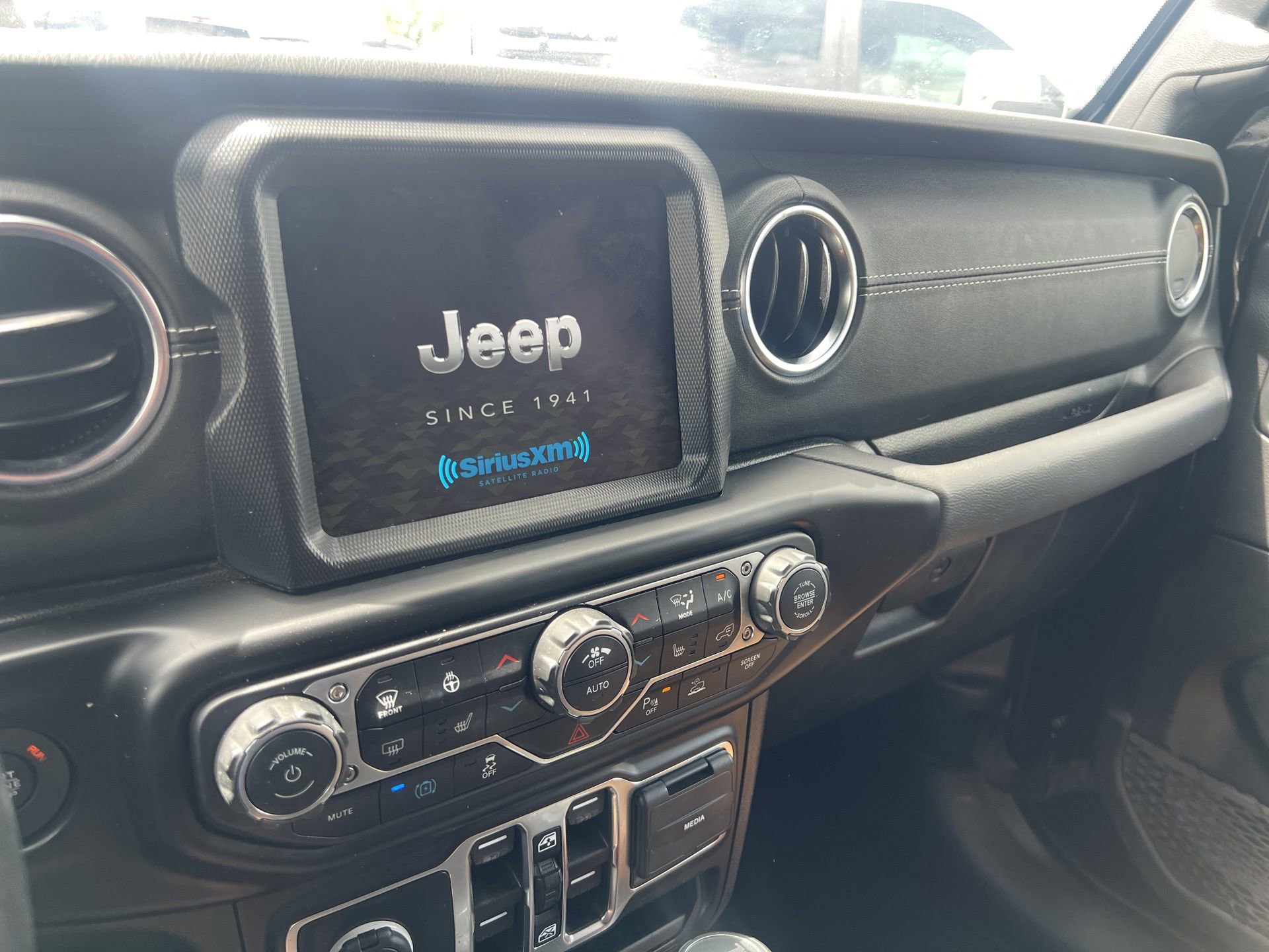 Used 2022 Jeep Wrangler Unlimited Sahara w/ Cold Weather Group AWD/4WD image 31