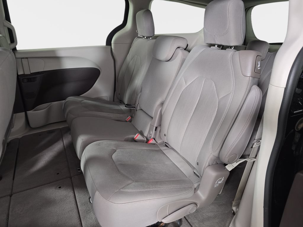 Used 2017 Chrysler Pacifica Touring w/ Tire & Wheel Group FWD image 18