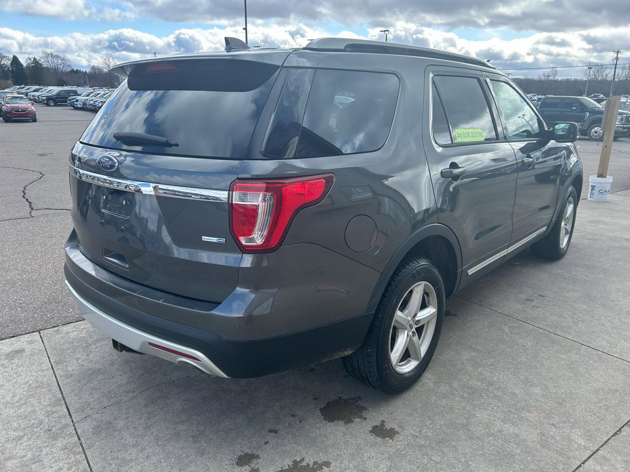 Used 2017 Ford Explorer XLT w/ Equipment Group 202A image 5