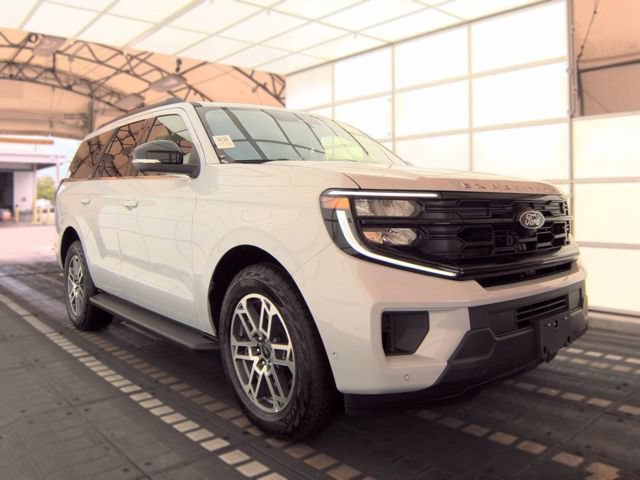 Used 2025 Ford Expedition Active AWD/4WD image 3