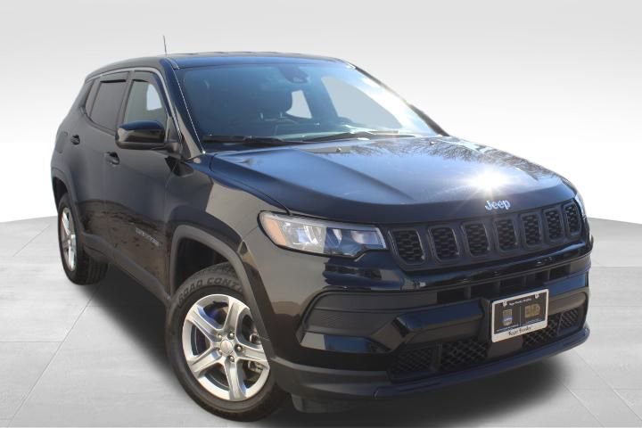Used 2024 Jeep Compass Sport image 3