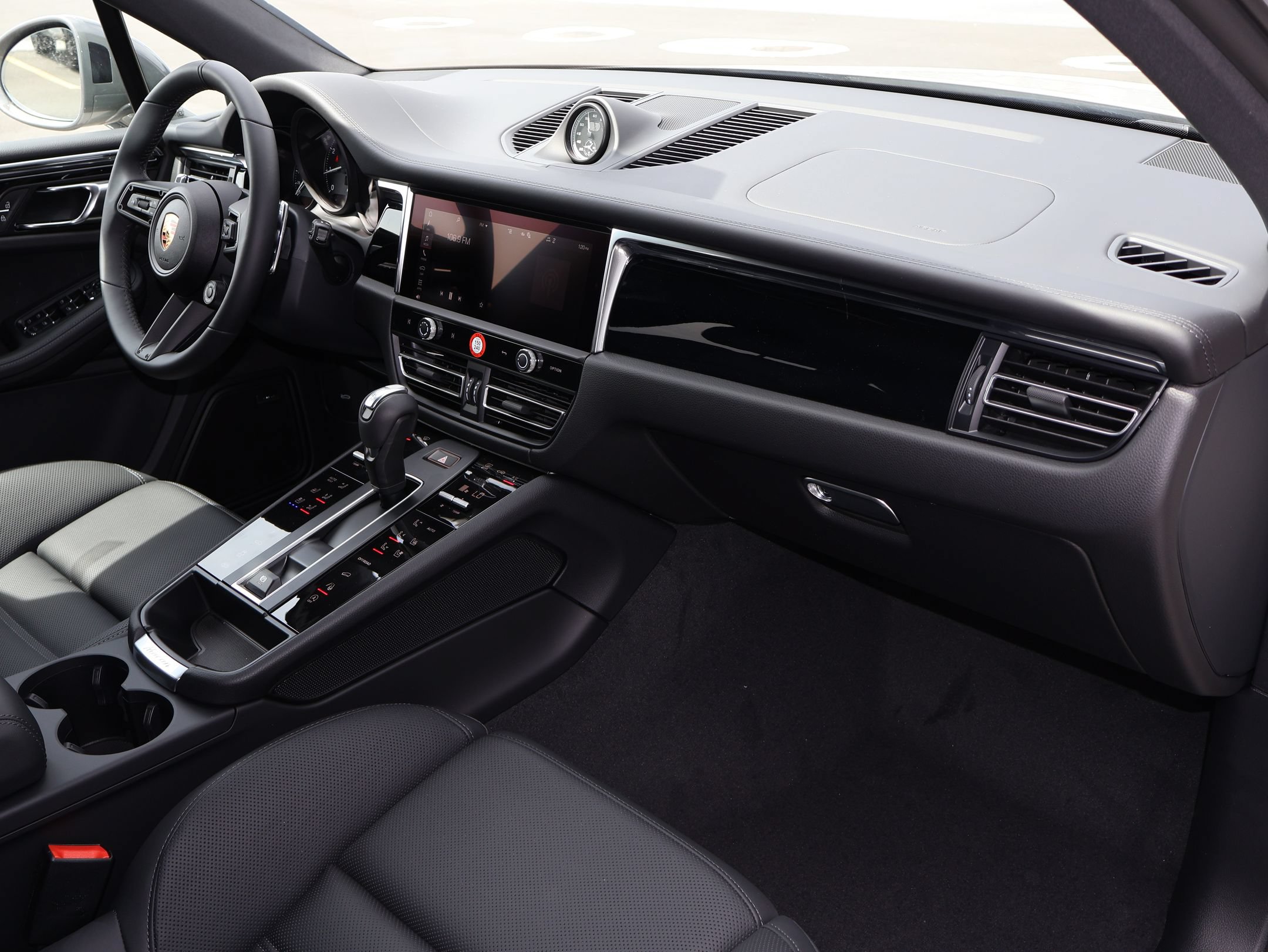 New 2026 Porsche Macan Turbo AWD/4WD image 30