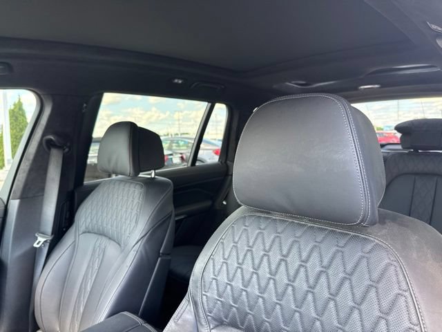 Used 2025 BMW X7 M60i AWD/4WD image 13