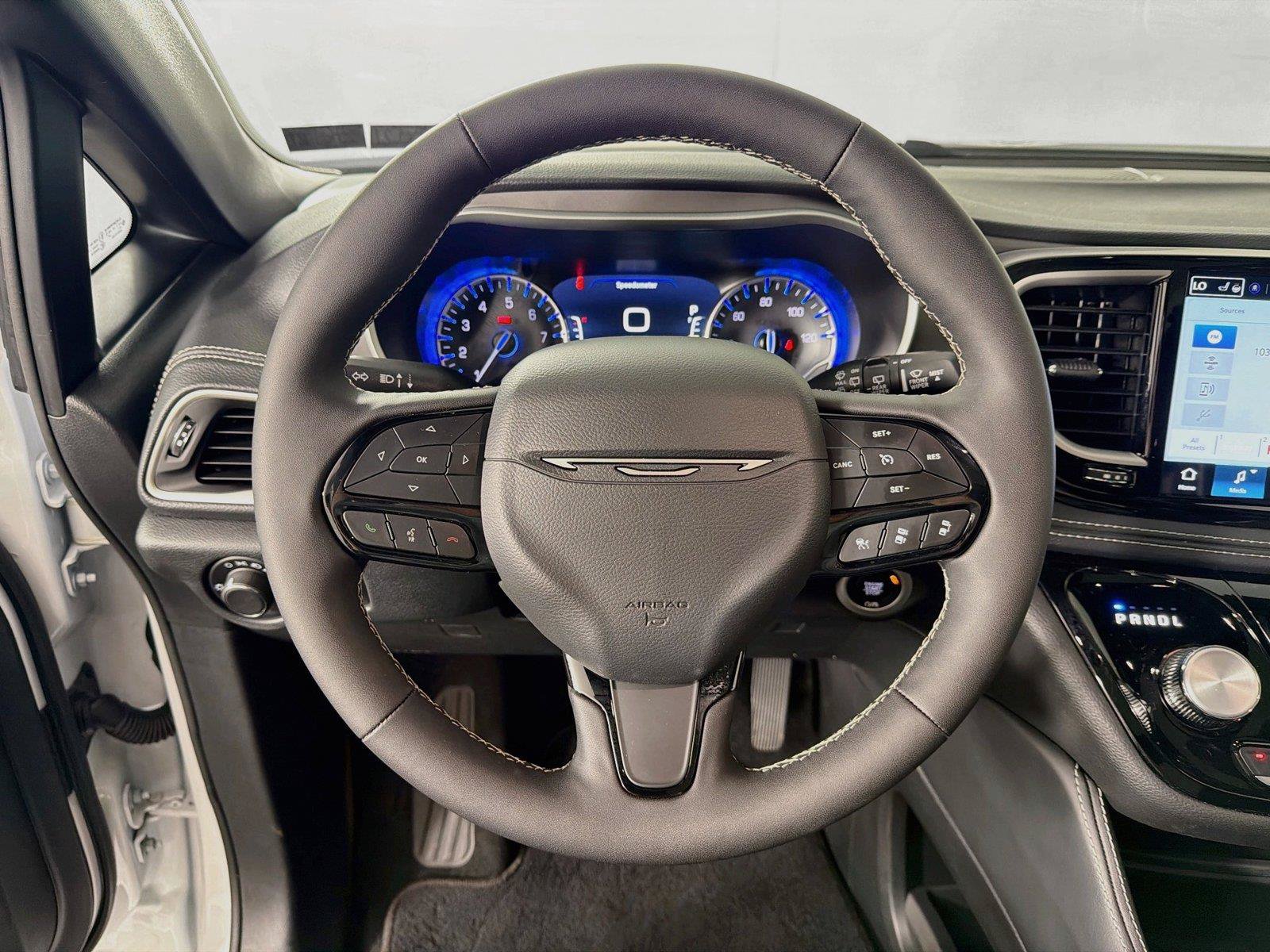 Used 2027 Chrysler Pacifica Limited FWD image 3