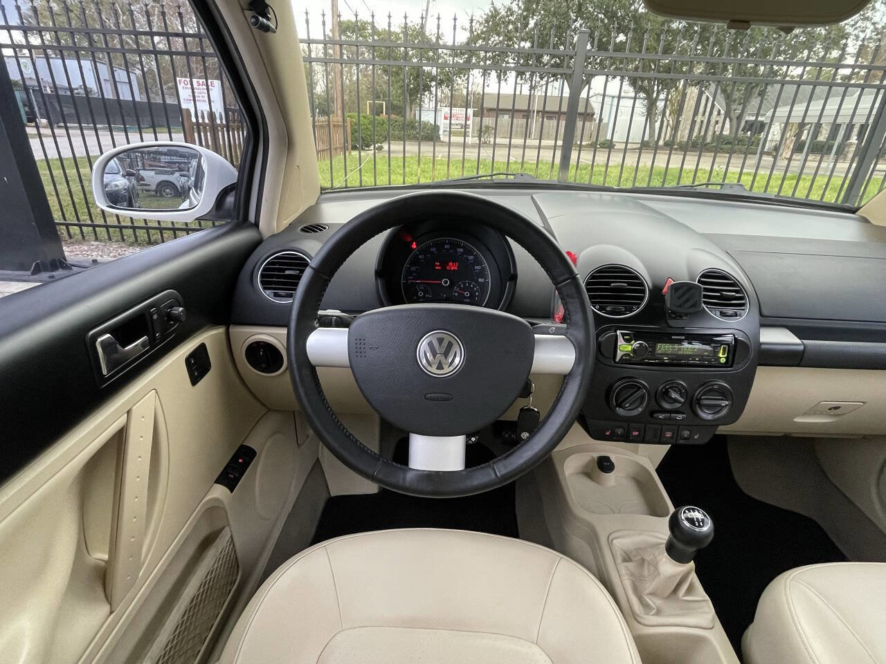 Used 2009 Volkswagen Beetle Base 2dr Coupe 5M image 24