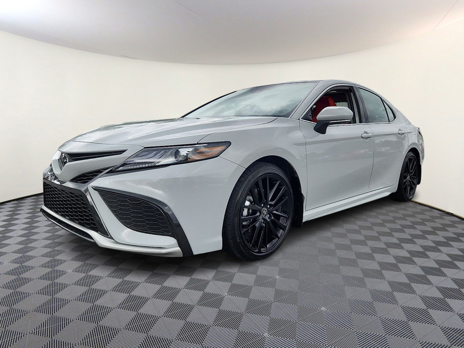 Used 2023 Toyota Camry XSE FWD image 3