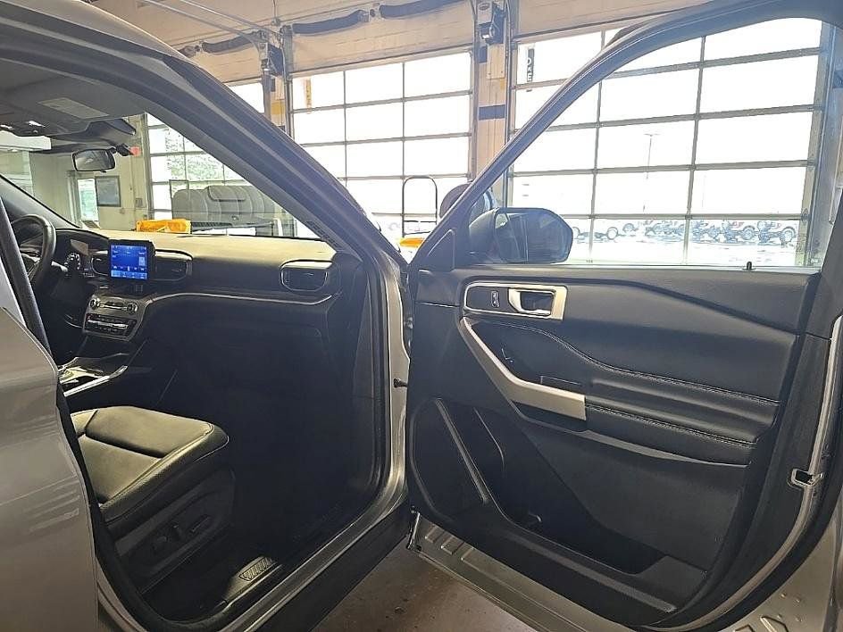 Used 2022 Ford Explorer XLT w/ Equipment Group 202A image 34