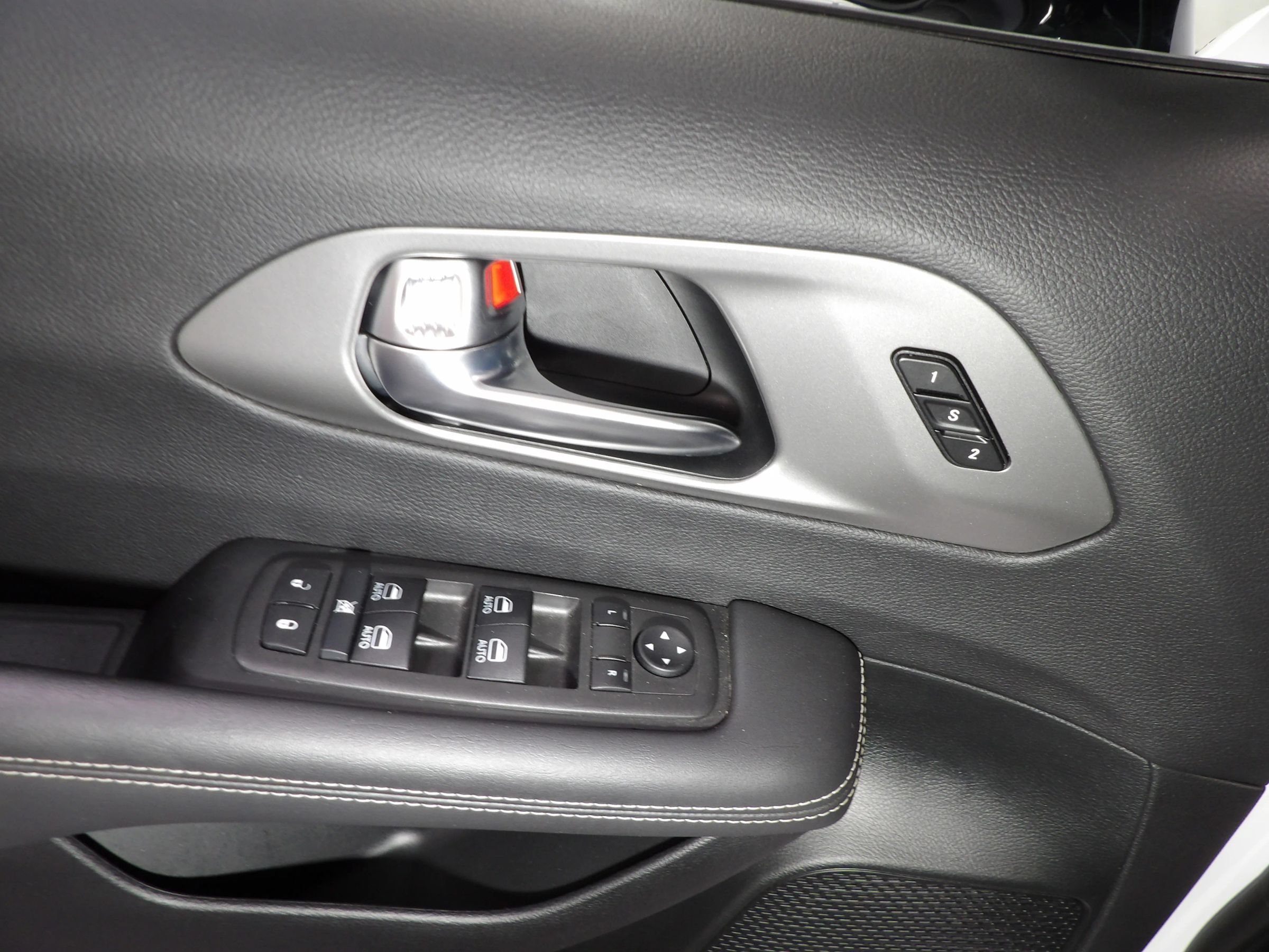 Used 2025 Chrysler Pacifica Select FWD image 10