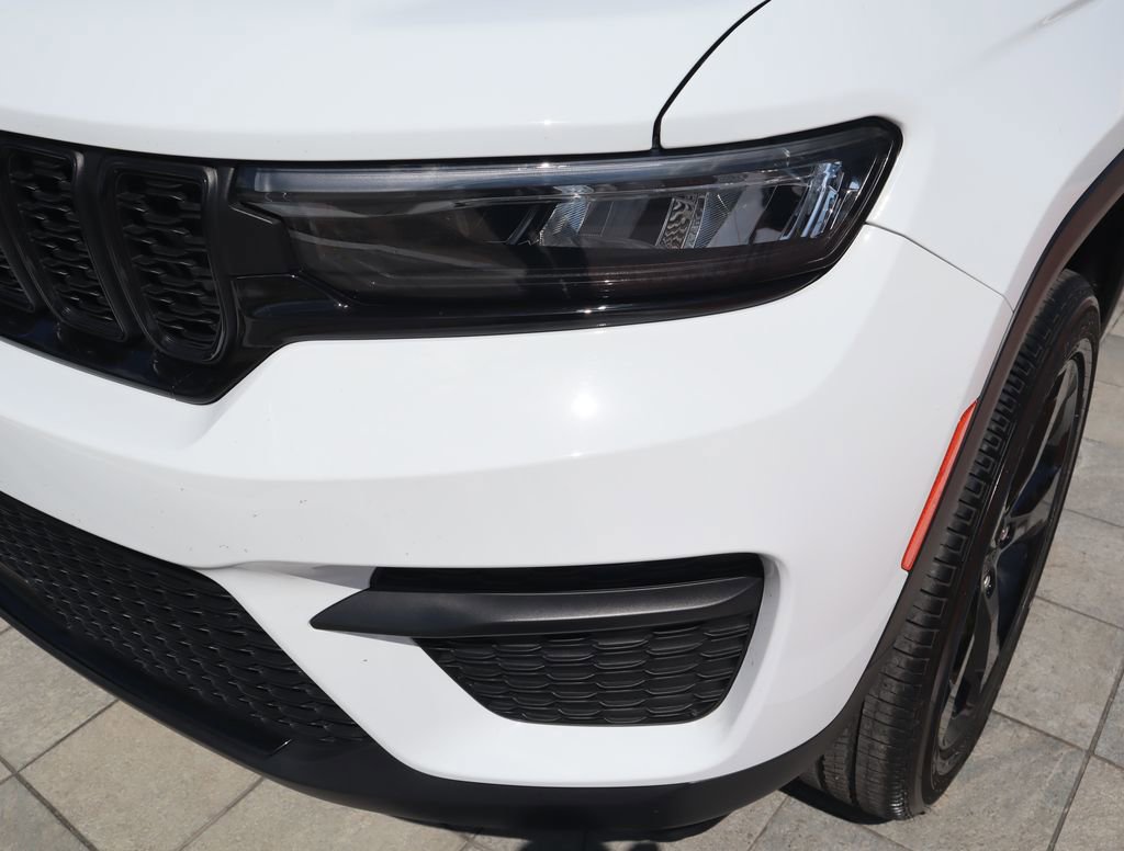 Used 2024 Jeep Grand Cherokee Altitude RWD image 15