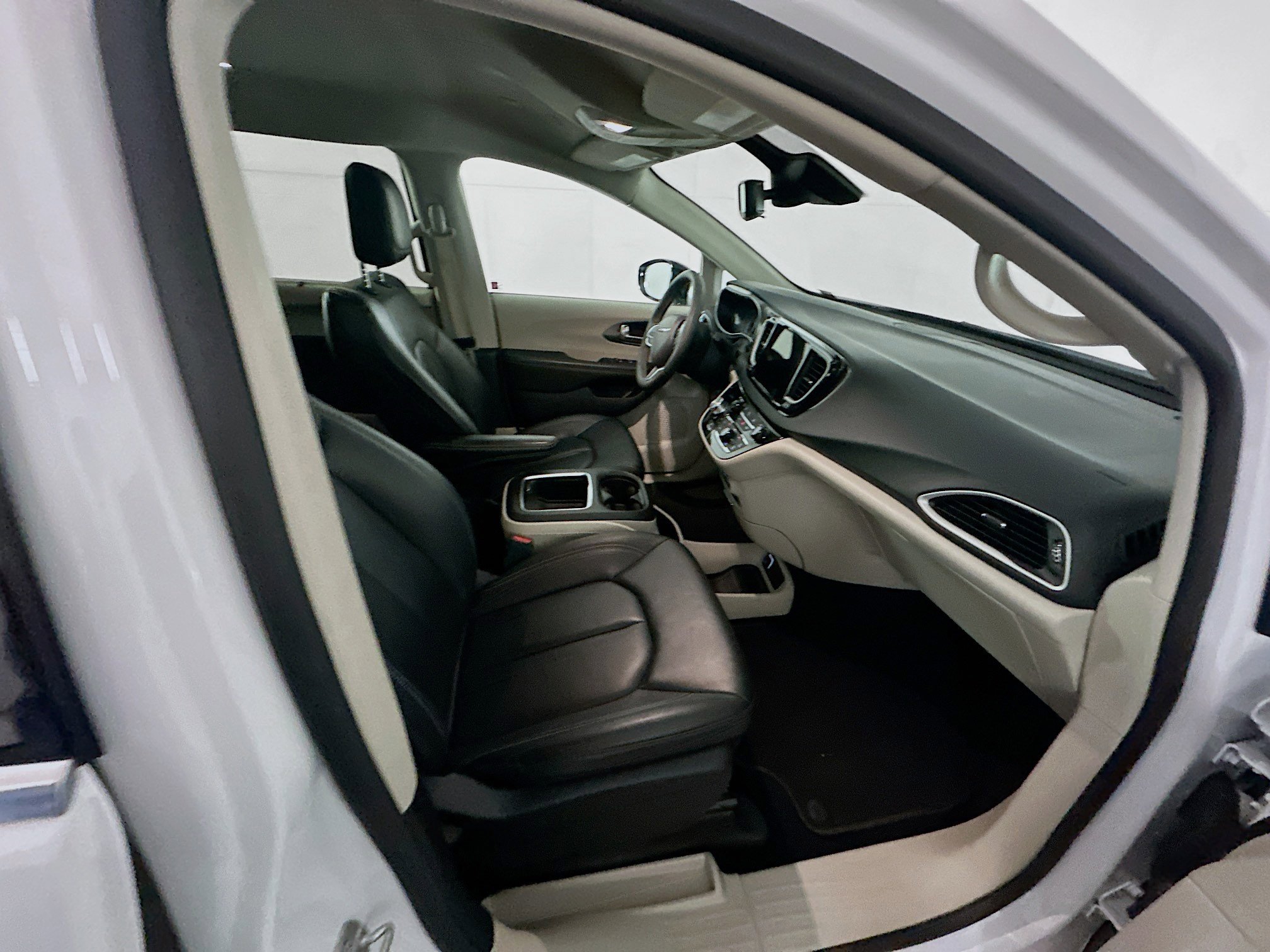 Used 2024 Chrysler Pacifica Touring-L image 32