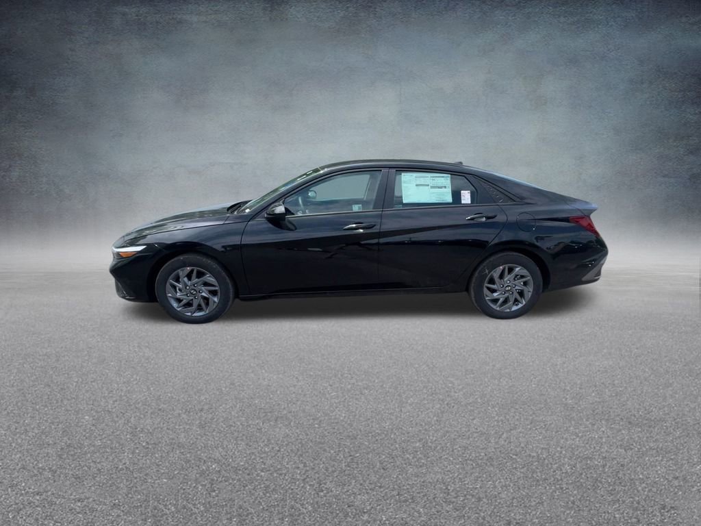 Used 2025 Hyundai Elantra Blue image 11