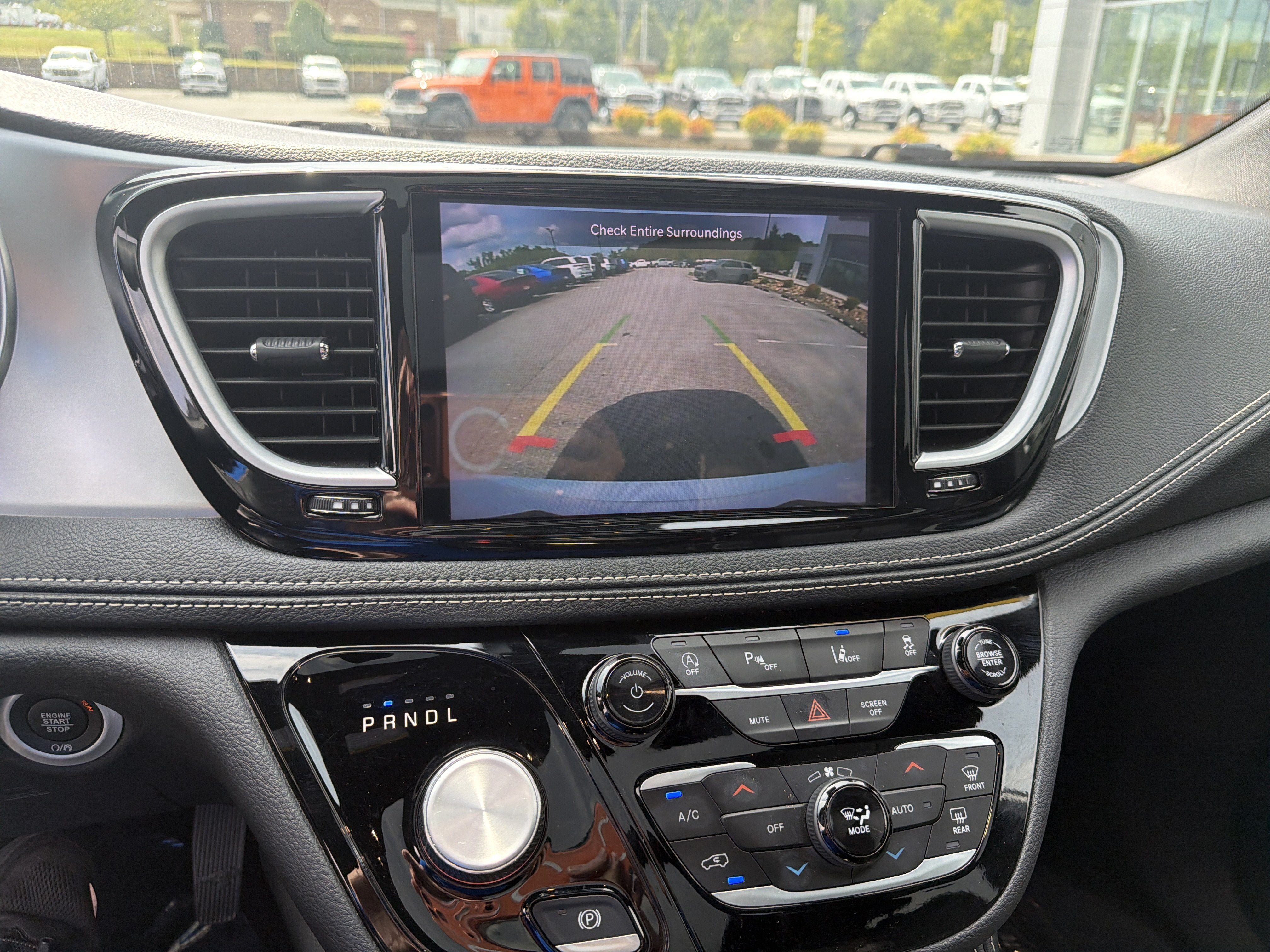 Used 2025 Chrysler Pacifica Limited FWD image 36