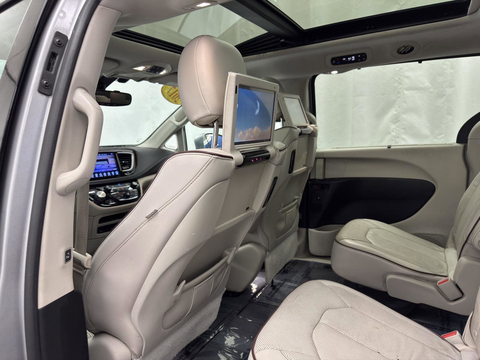 Used 2017 Chrysler Pacifica Limited image 26