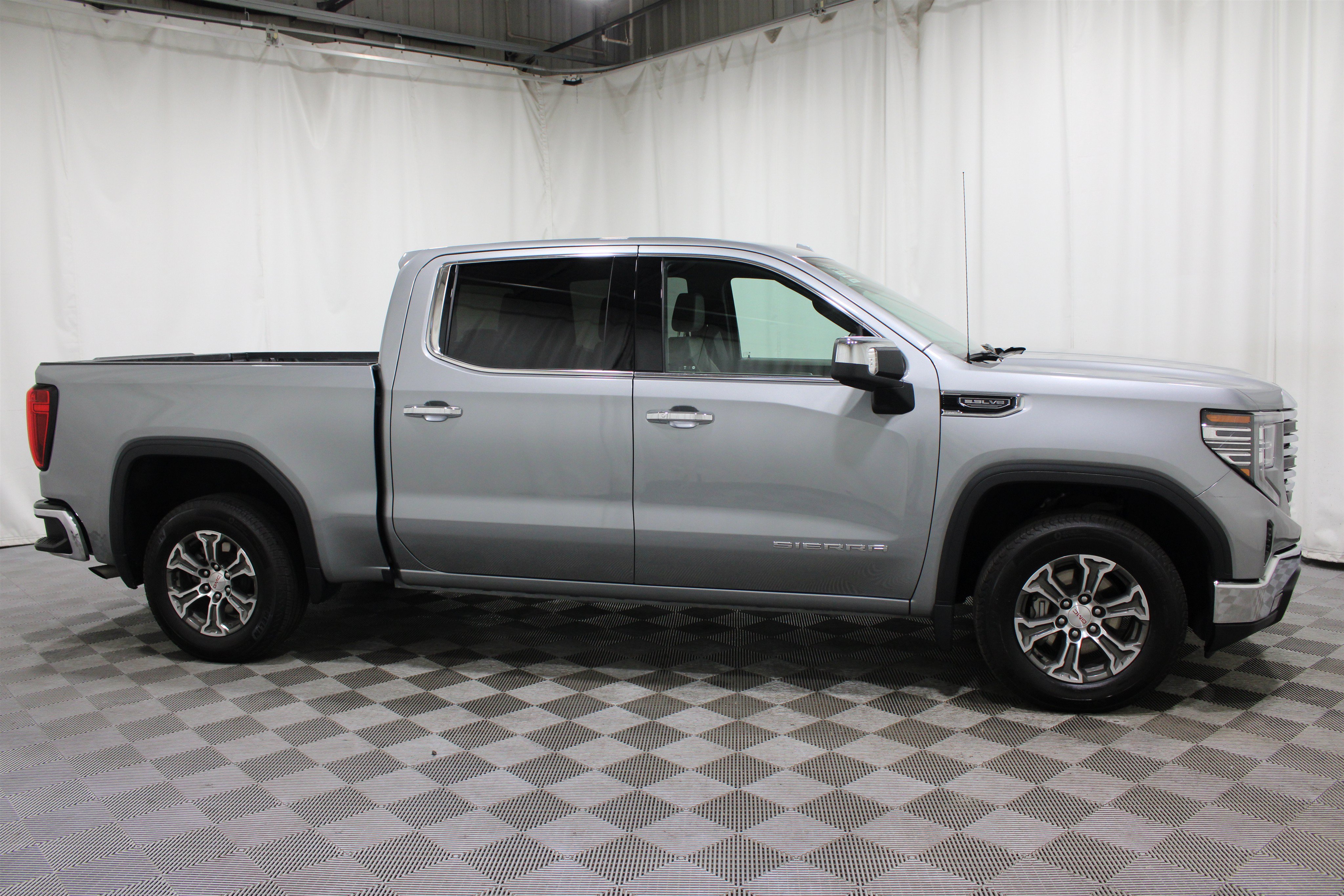 Used 2025 GMC Sierra 1500 SLT RWD image 28