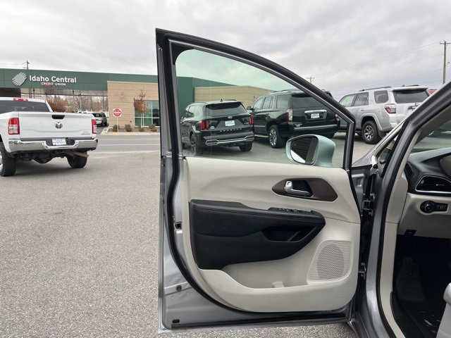 Used 2018 Chrysler Pacifica Touring-L image 29