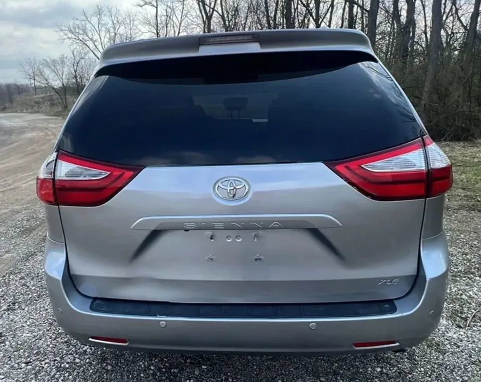 Used 2017 Toyota Sienna XLE w/ XLE Navigation Package image 7