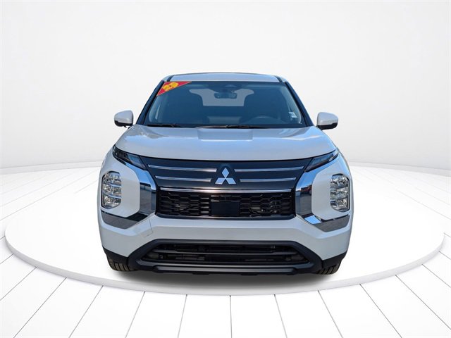 New 2025 Mitsubishi Outlander ES image 9