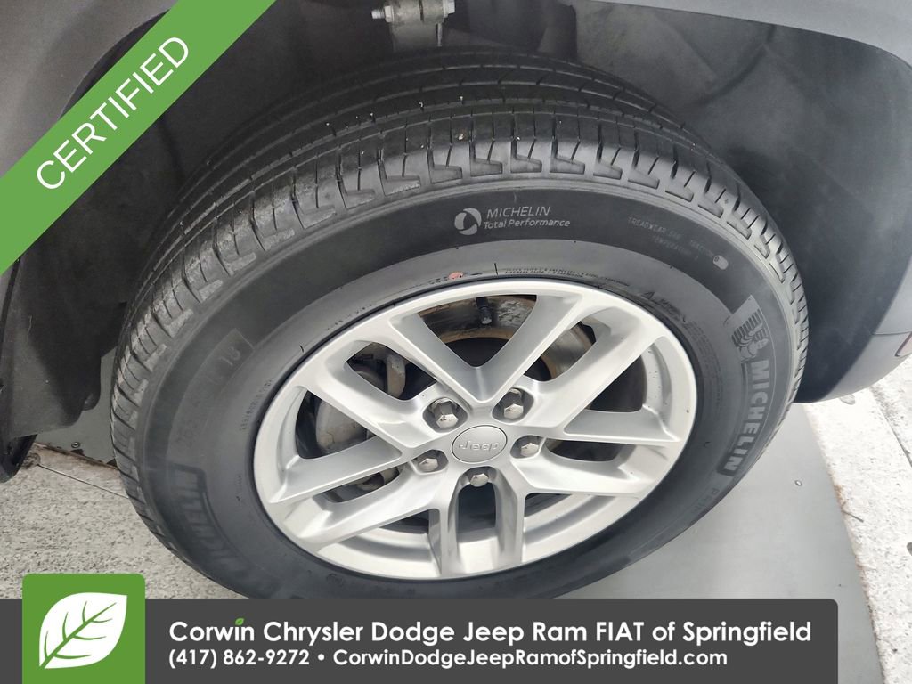 Used 2023 Jeep Grand Cherokee Laredo AWD/4WD image 31