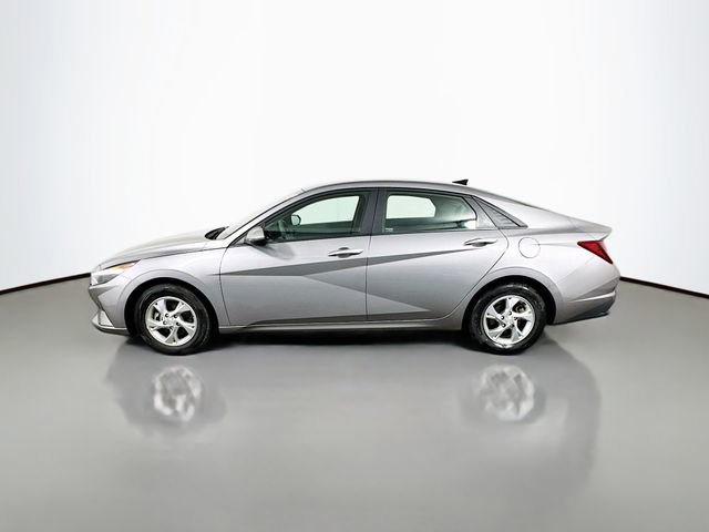 Used 2023 Hyundai Elantra SE image 3