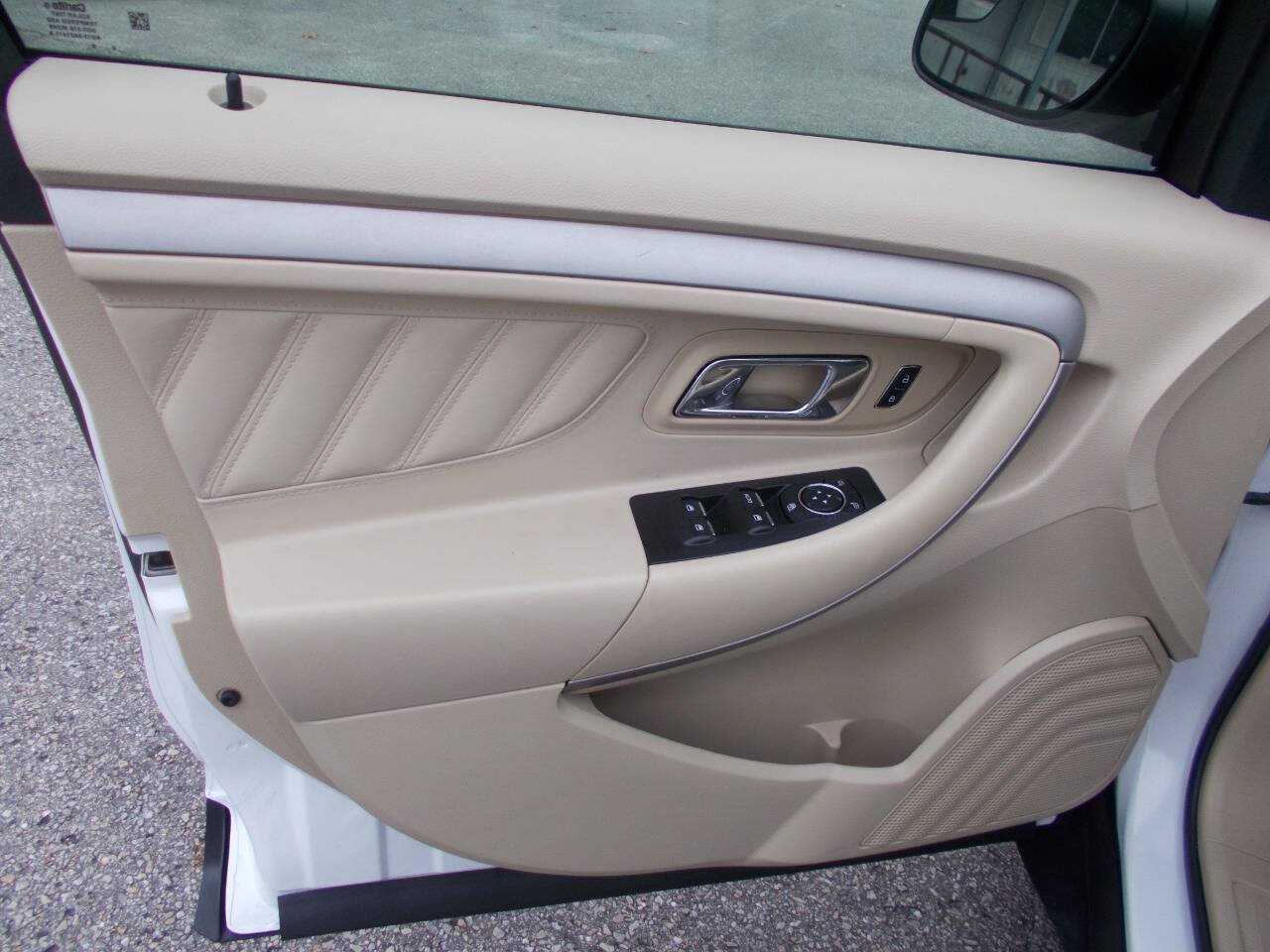 Used 2016 Ford Taurus SE FWD image 14