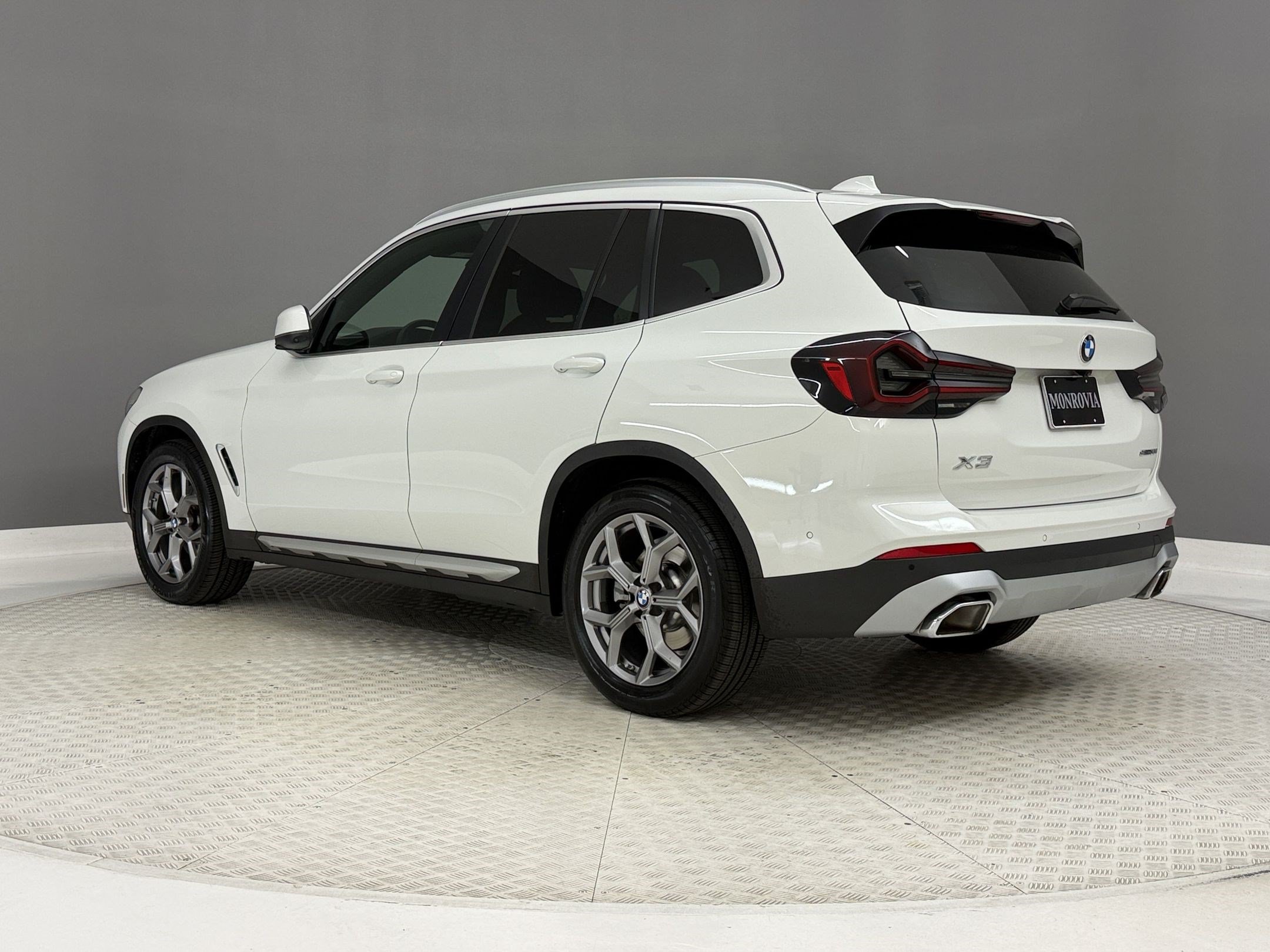 Used 2024 BMW X3 sDrive30i w/ Convenience Package RWD image 3