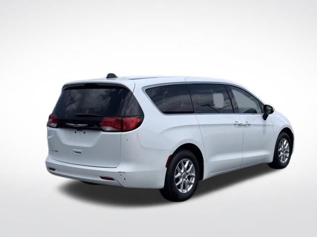 Certified 2023 Chrysler Voyager LX FWD image 6