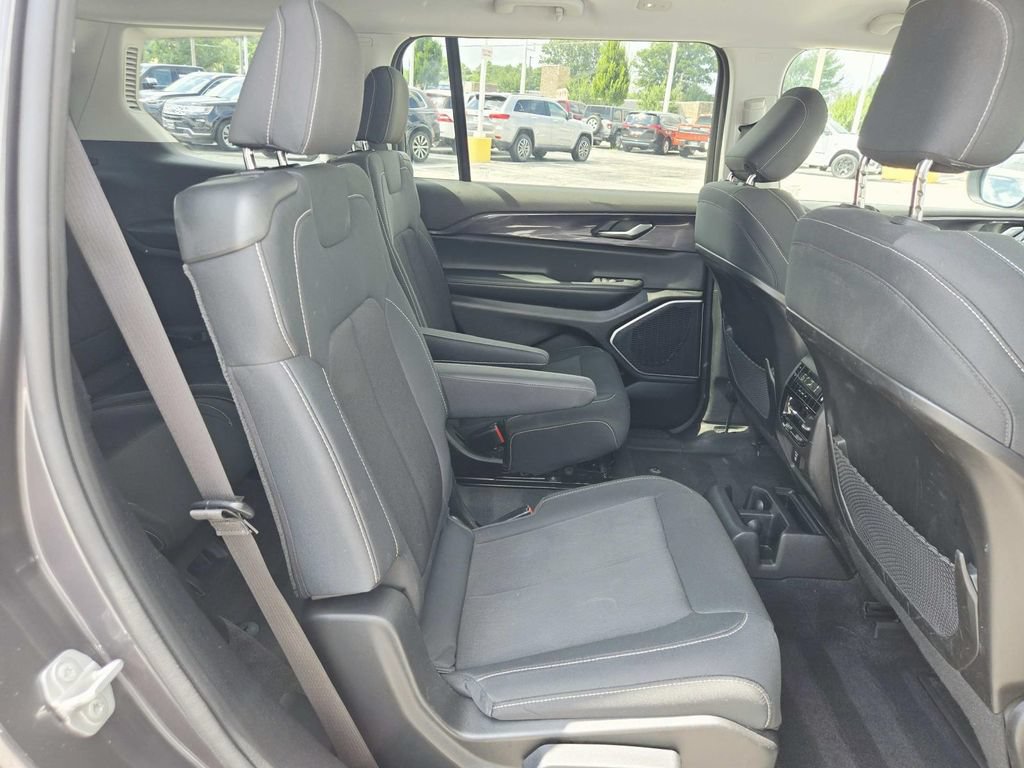 Used 2021 Jeep Grand Cherokee L Laredo w/ Luxury Tech Group I AWD/4WD image 16
