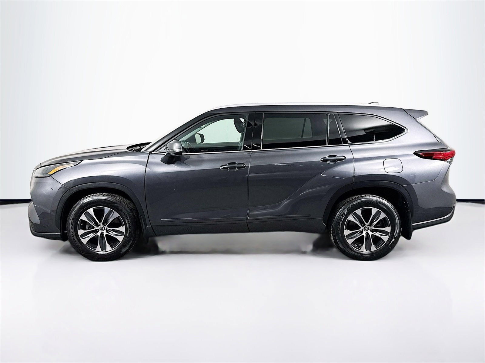 Used 2022 Toyota Highlander XLE image 2