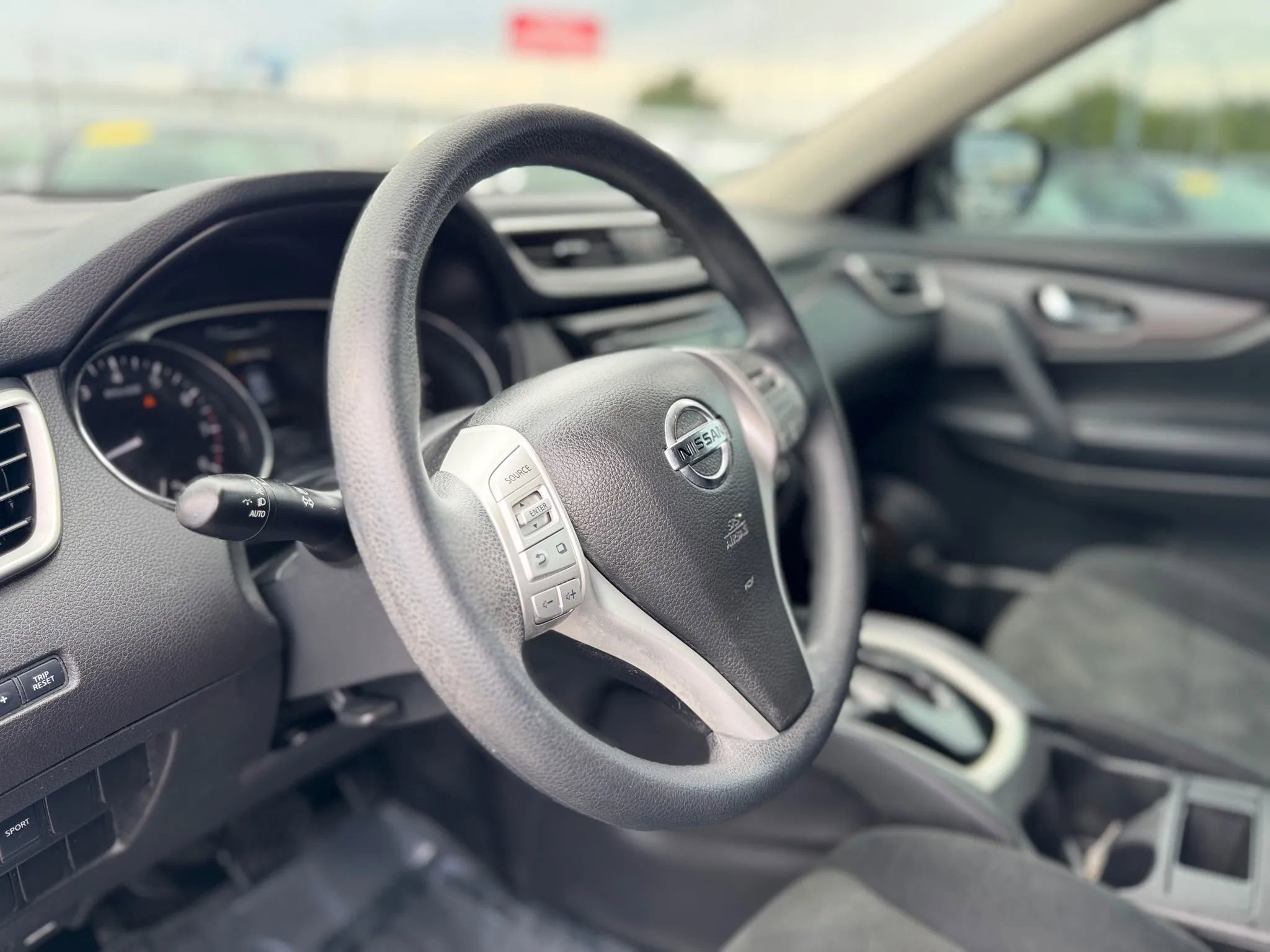 Used 2015 Nissan Rogue SV image 11