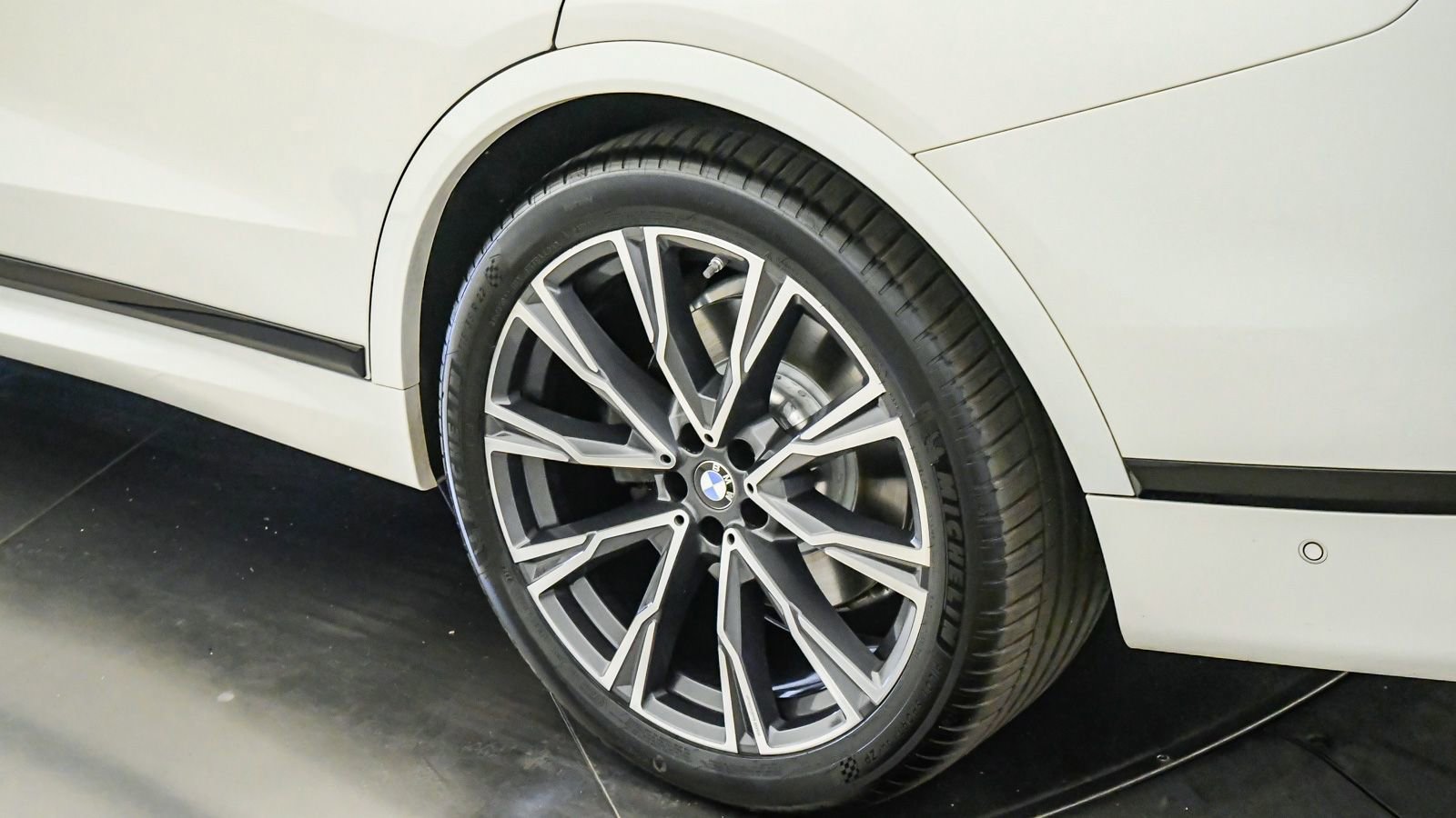 Certified 2022 BMW X7 xDrive40i w/ M Sport Package AWD/4WD image 11