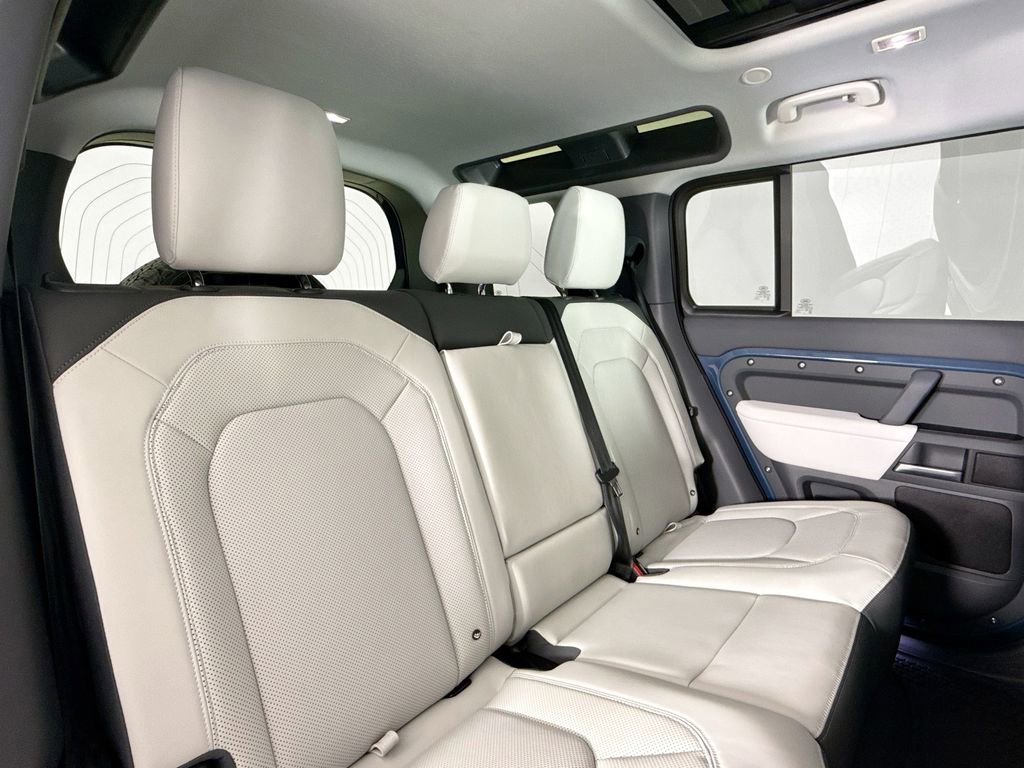 Used 2025 Land Rover Defender 110 S image 15