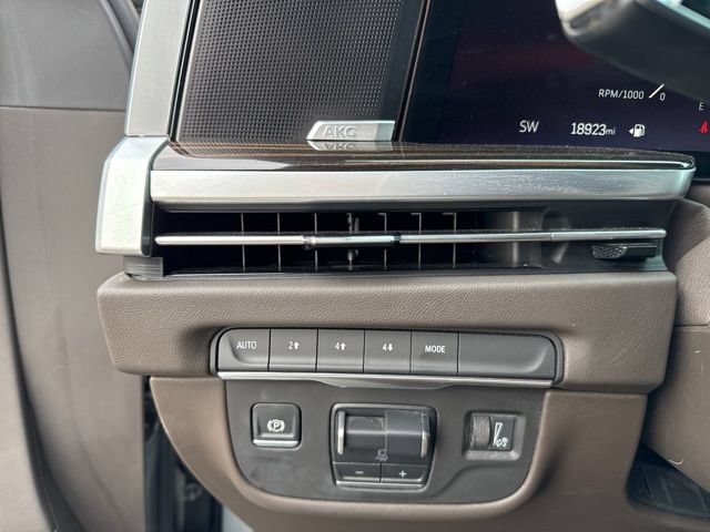 Used 2025 Cadillac Escalade Premium Luxury AWD/4WD image 21