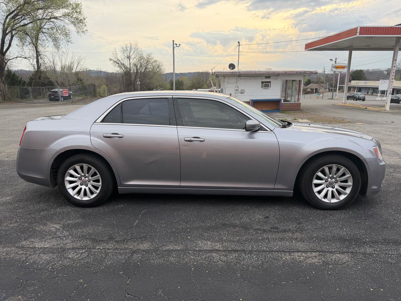 Used 2014 Chrysler 300 RWD image 4