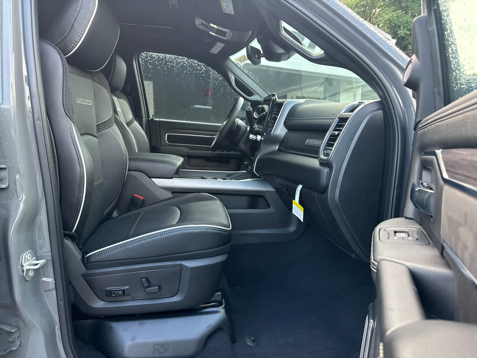 New 2026 RAM 2500 Laramie AWD/4WD image 15